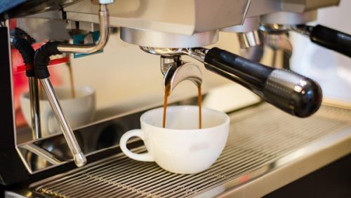 Pha cà phê bằng máy giúp tiết kiệm thời gian nhưng vẫn đảm bảo chất lượng đồng đều