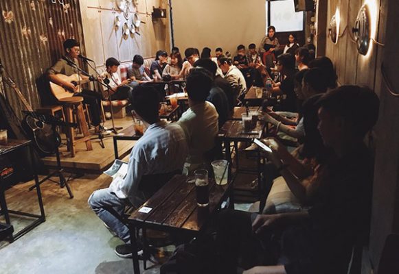 Quán cafe Acoustic luôn thu hút lượng lớn khách hàng